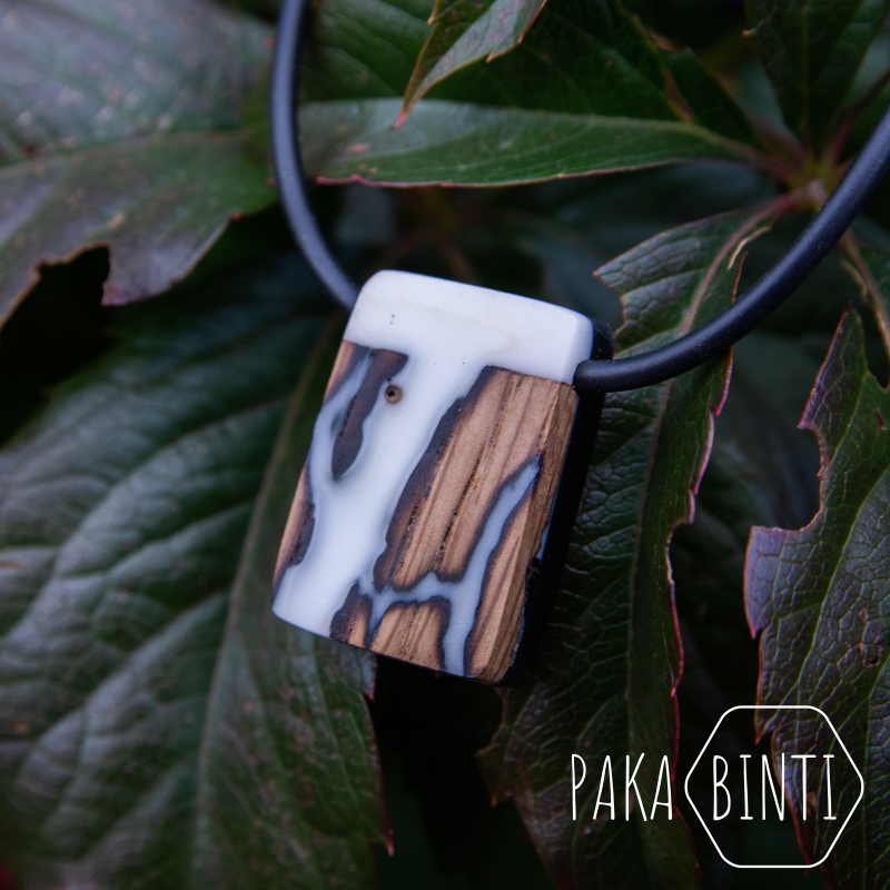 Baltas deginto medžio pakabukas.