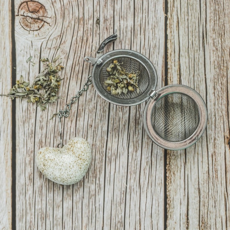 Arbatos sietelis su balta širdele Arbatos sietelis su balta širdele