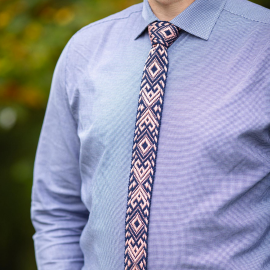 Austas rankomis tamsiai mėlynas kaklaraištis su rožinės spalvos ornamentais