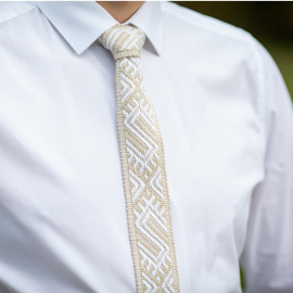 Austas rankomis smėlio spalvos kaklaraištis su tautiniais raštais 