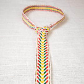 Austas rankomis šviesus tautinis kaklaraištis su trispalviais dryžiukais