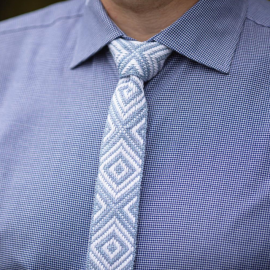Austas rankomis melsvas kaklaraištis