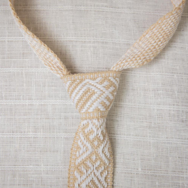 Austas rankomis smėlio spalvos kaklaraištis su tautiniais raštais 
