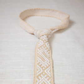 Austas rankomis smėlio spalvos kaklaraištis su tautiniais raštais 