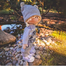 Tekstilinė lėlė Šviesiaplaukis berniukas Tekstilinė lėlė Šviesiaplaukis berniukas