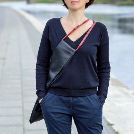 Didelė juoda odinė rankinė išsegamu raudonu rankinuku