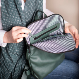 Juoda odinė kuprinė - rankinė 