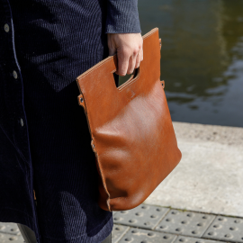 Odinė rankinė nusegamu diržu