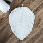 Makrame dekoracija - Plunksna Makrame dekoracija - Plunksna