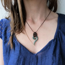 Kaklo pakabukas su skaidriu žadeitu SPIRALĖ Kaklo pakabukas su skaidriu žadeitu SPIRALĖ