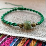 Ryškiaspalvė apyrankė su keramikos karoliuku (žalia) Ryškiaspalvė apyrankė su keramikos karoliuku (žalia)