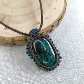 Kaklo pakabukas su chrizokola