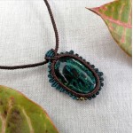 Kaklo pakabukas su chrizokola