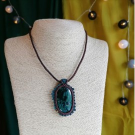 Kaklo pakabukas su chrizokola