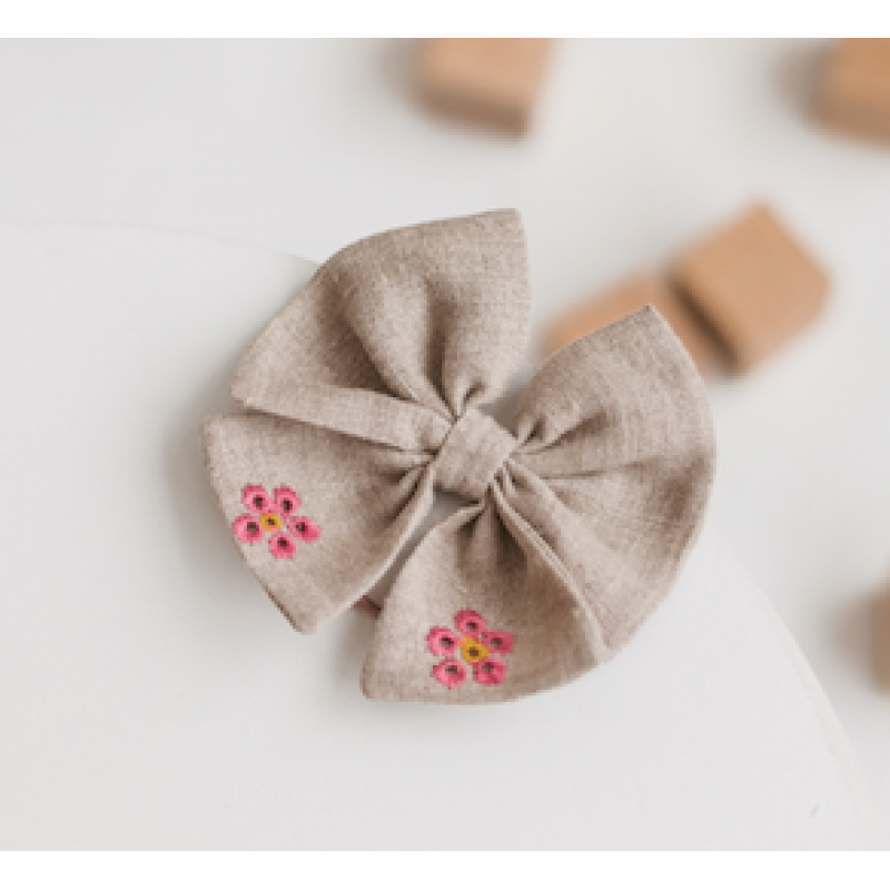 Lininis kaspinėlis su siuvinėjimais