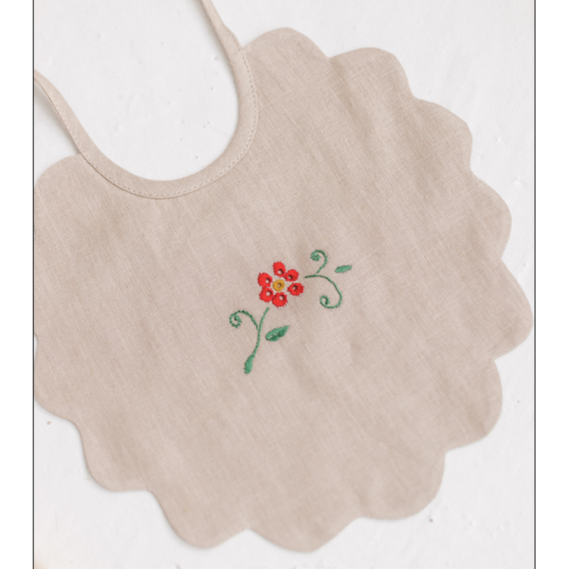 Lininis seilinukas su siuvinėjimais