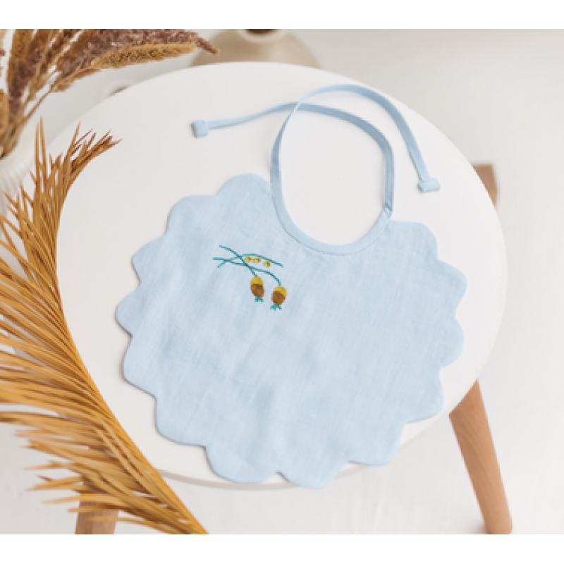 Lininis seilinukas su siuvinėjimais