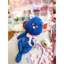 Mažas mėlynas katės žaislas