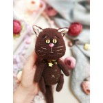 Ruda katė geltonomis akimis