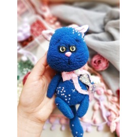Mažas mėlynas katės žaislas