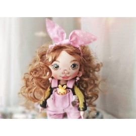 Dovana mergaitei lėlė, pagaminta iš audinio rausvu kombinezonu ir geltonu triušiu.