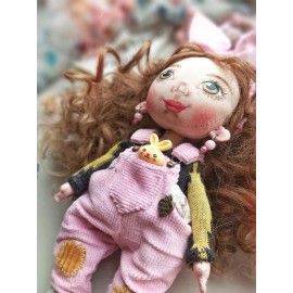 Dovana mergaitei lėlė, pagaminta iš audinio rausvu kombinezonu ir geltonu triušiu.