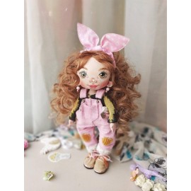 Dovana mergaitei lėlė, pagaminta iš audinio rausvu kombinezonu ir geltonu triušiu.