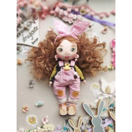 Dovana mergaitei lėlė, pagaminta iš audinio rausvu kombinezonu ir geltonu triušiu.