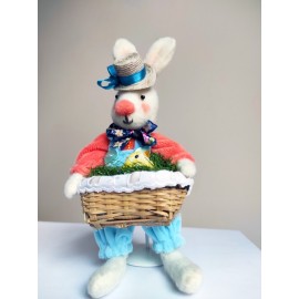 Kiškis kuris globoja paukštelį