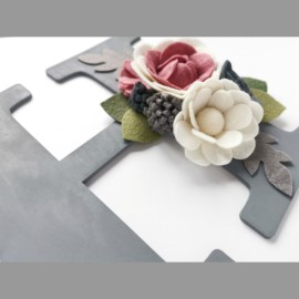 Gėlėmis puošta pakabinama raidė 1 vnt., kambario dekoracija