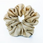 Natūralaus šilko plaukų gumytė, Cappuccino (matinė) Natūralaus šilko plaukų gumytė, Cappuccino (matinė)