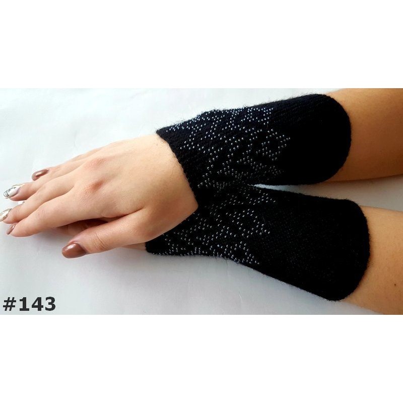 143 Juodos riešinės 