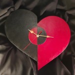 Laikrodis iš medžio su dekoru „Kitokia širdis“