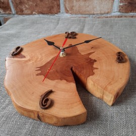 Laikrodis iš medžio „Peculiar“