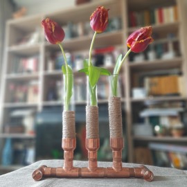 Stilinga vaza iš vario „Trio“
