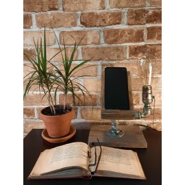 Modernus industrinio stiliaus šviestuvas su laikikliu telefonui