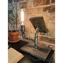 Modernus industrinio stiliaus šviestuvas su laikikliu telefonui