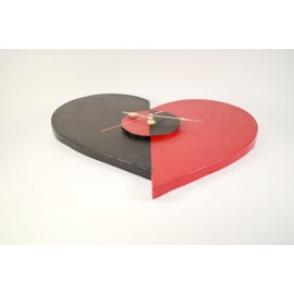 Laikrodis iš medžio su dekoru „Kitokia širdis“