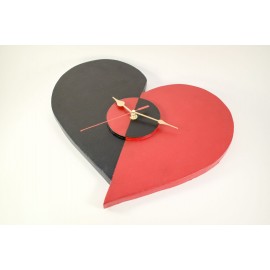 Laikrodis iš medžio su dekoru „Kitokia širdis“