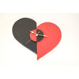 Laikrodis iš medžio su dekoru „Kitokia širdis“