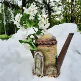 Stilingas laistytuvas su dekoru „Senovinis namas“ Stilingas laistytuvas su dekoru „Senovinis namas“
