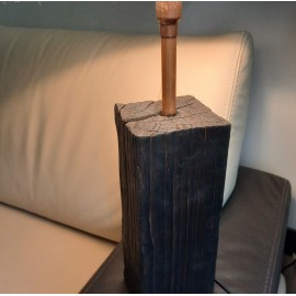 Lempa iš medžio su gaubtu „Ramybė“