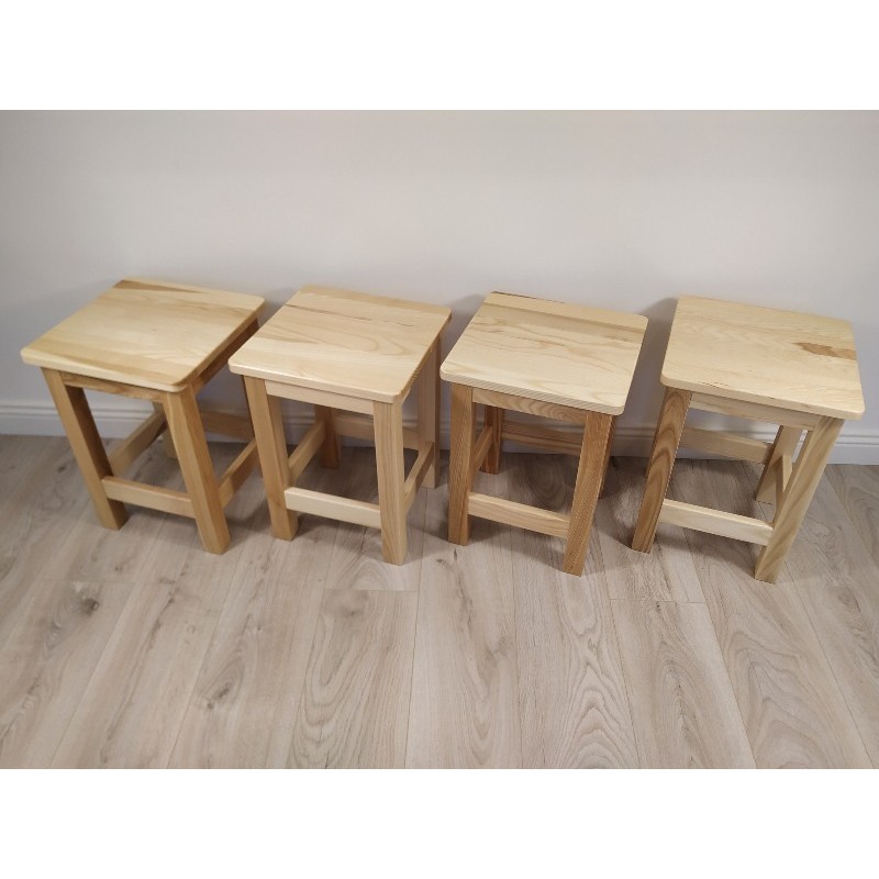 Uosinių pastiprintų taburečių komplektas, 4 vnt. Uosinių pastiprintų taburečių komplektas, 4 vnt.