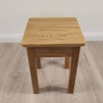 Ąžuolinė taburetė tiesiomis kojomis Ąžuolinė taburetė tiesiomis kojomis