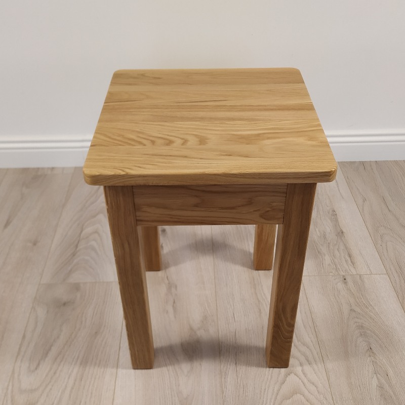 Ąžuolinė taburetė tiesiomis kojomis Ąžuolinė taburetė tiesiomis kojomis