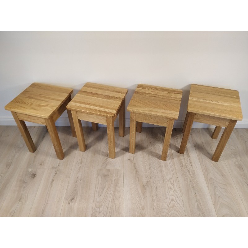 Ąžuolinių taburečių tiesiomis kojomis komplektas, 4 vnt. Ąžuolinių taburečių tiesiomis kojomis komplektas, 4 vnt.