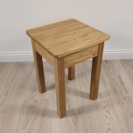Ąžuolinė taburetė tiesiomis kojomis Ąžuolinė taburetė tiesiomis kojomis