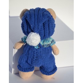 Nertas meškutis su mėlynu kombinezonu