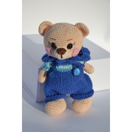 Nertas meškutis su mėlynu kombinezonu