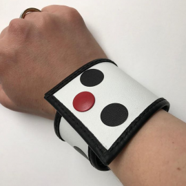 Baltai juodai taškuota apyrankė | oda